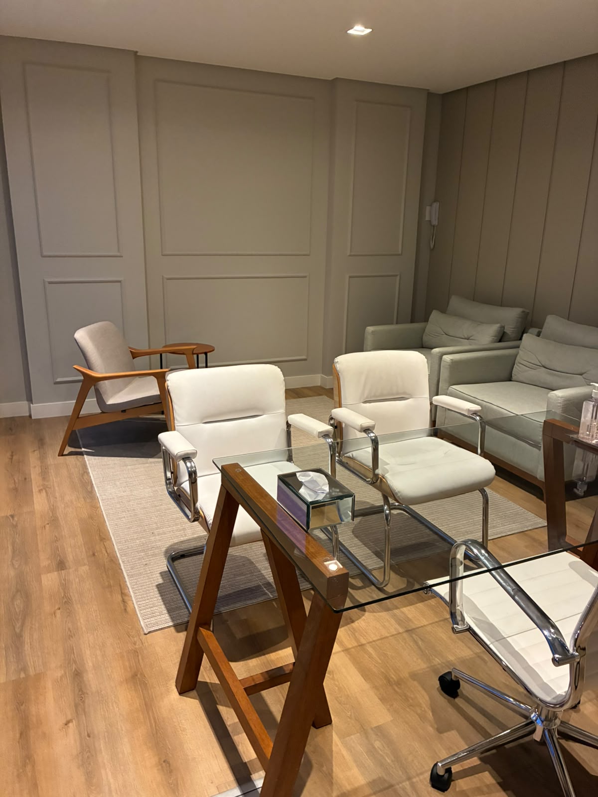 Consultório de nutrição em Florianópolis com poltronas e mesa de vidro